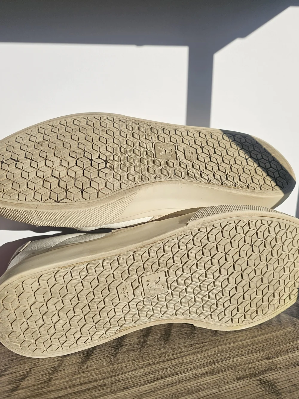 Veja Campo T2 White/Almond Leather Sneakers w/ Beige Suede V Logo Women's Size 9